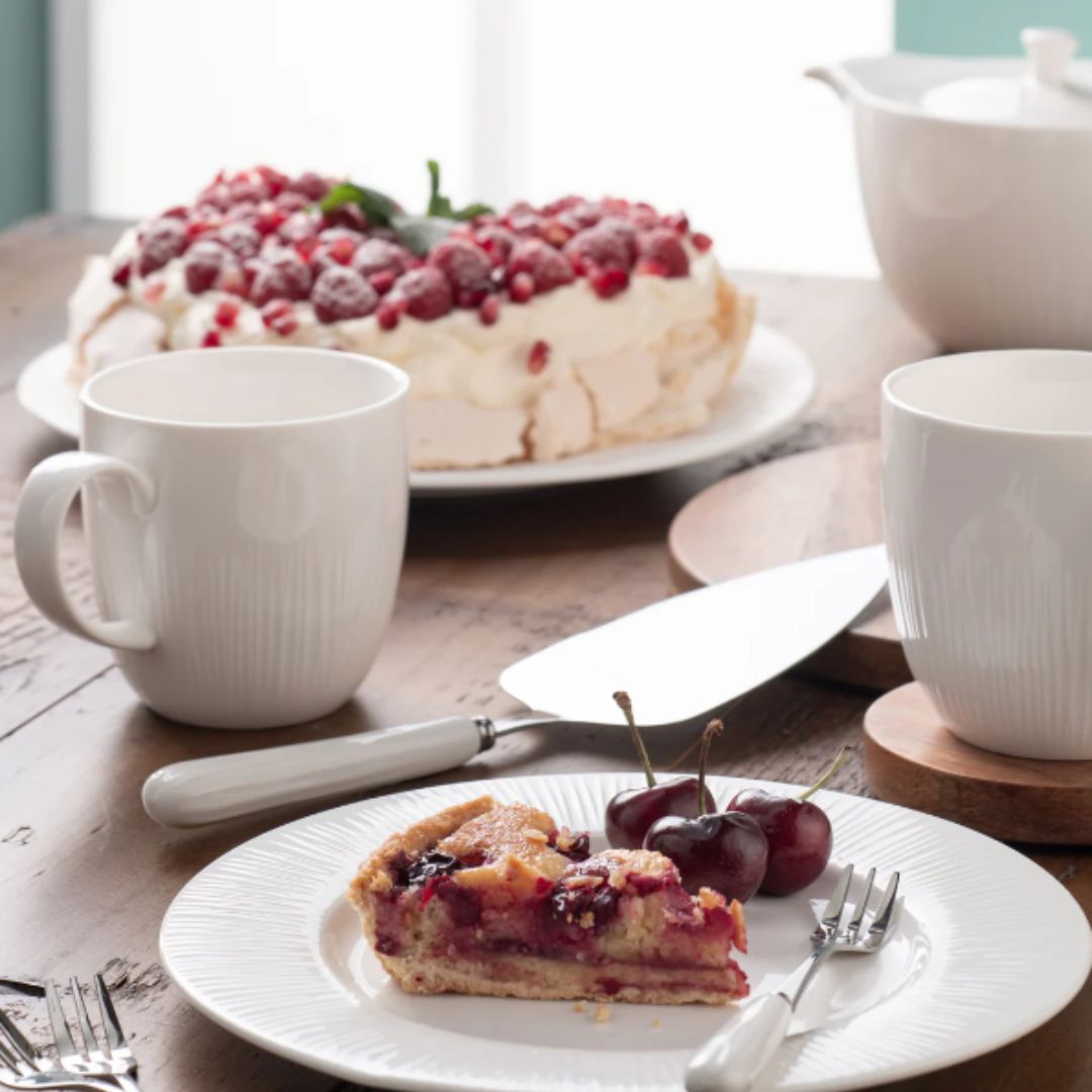 BELLEEK LIVING ERNE PASTRY SET